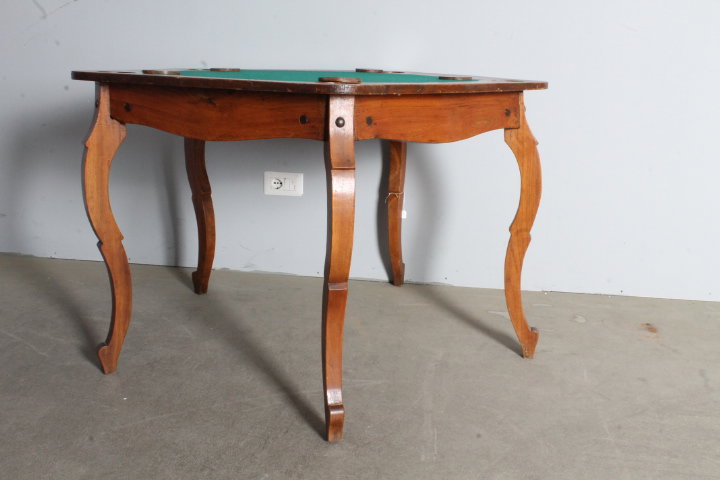 Antico Tavolo da gioco Art decò 1940 in olmo e panno verde. Diametro cm 112 Altezza cm 75 